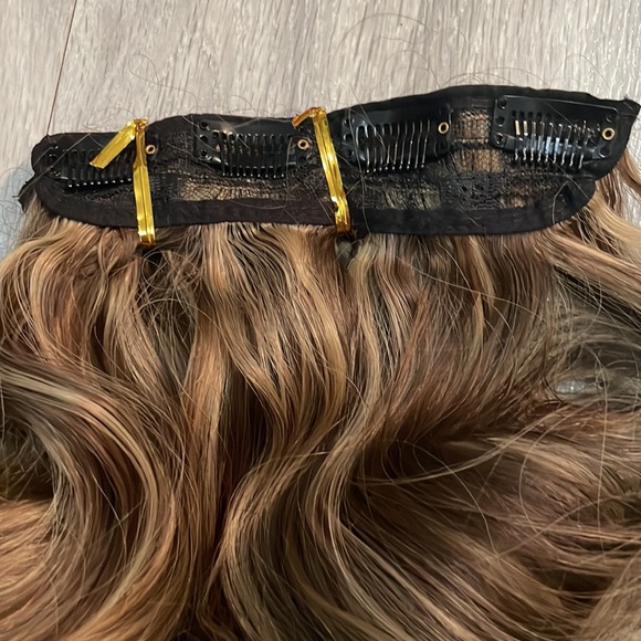 Light brown highlighted synthetic extension 20” - Picture 4 of 4